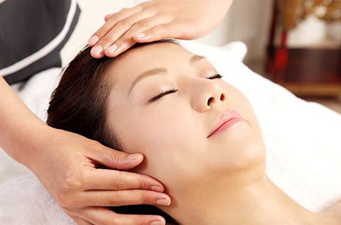 美容脸部按摩手法教程慢动作,美容推背视频手法全过程步骤