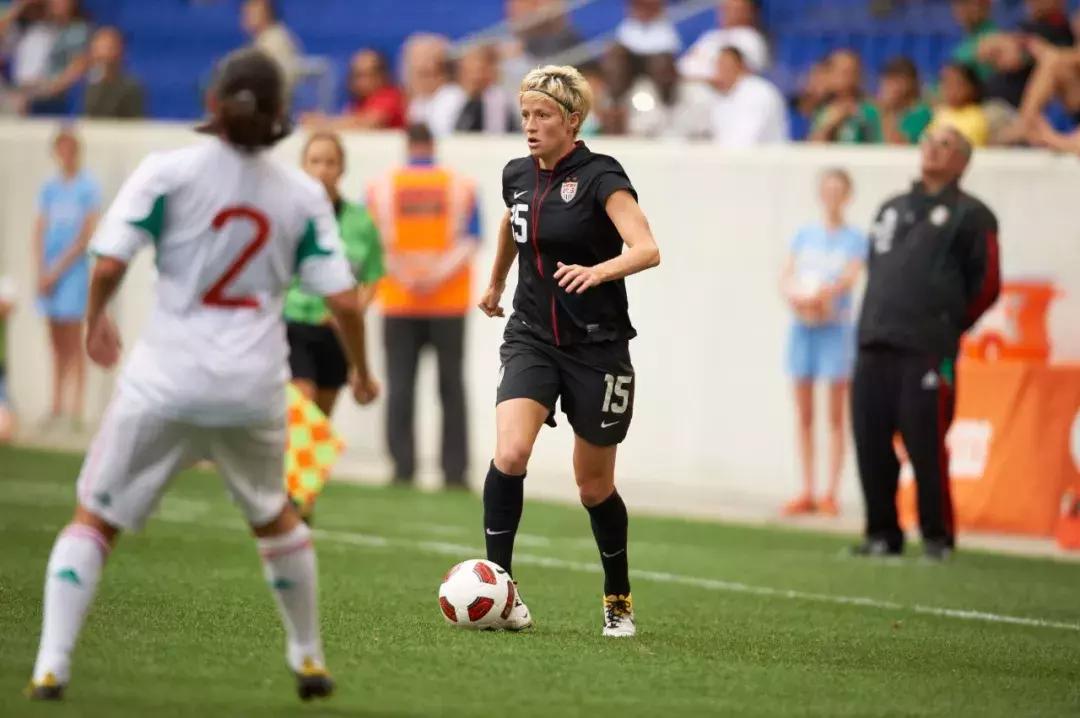 她是最硬核的女足球星，从不避讳性取向，还敢怒怼特朗普