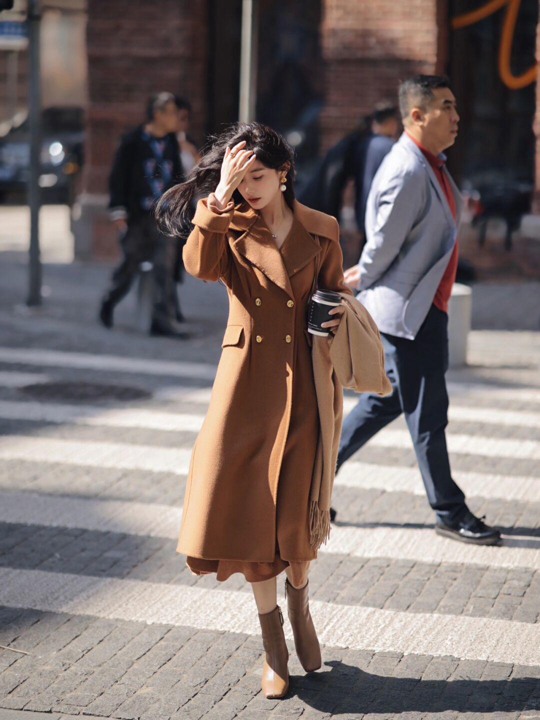 大衣内搭连帽针织衫穿搭,秋冬季节大衣穿搭技巧