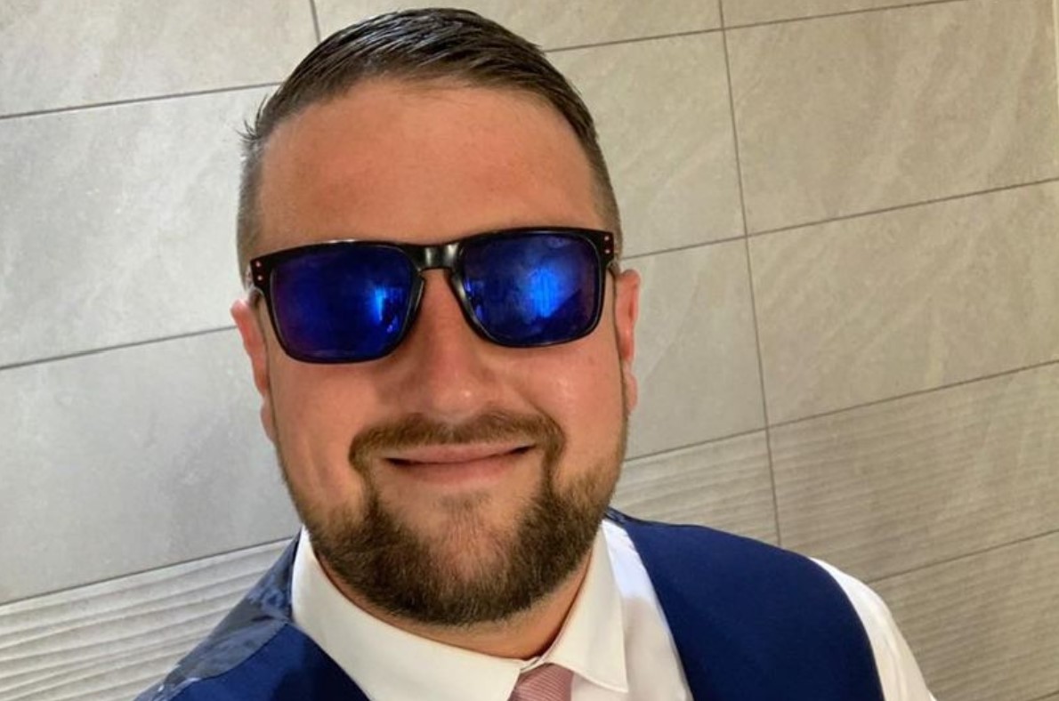 英国新娘遭伴郎暴打,英国新娘婚礼玩棒球误伤新郎