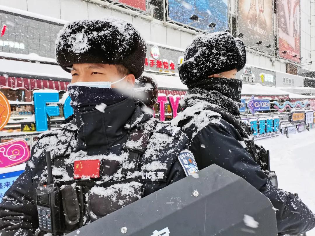 【战严寒护平安】屹立值守、巡逻防控、服务群众……风雪中他们是最美的“风景”