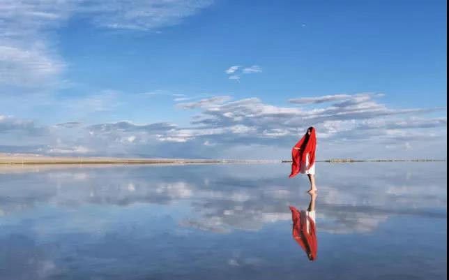 “口红一哥”李佳琦，旅行出门带哪只口红？