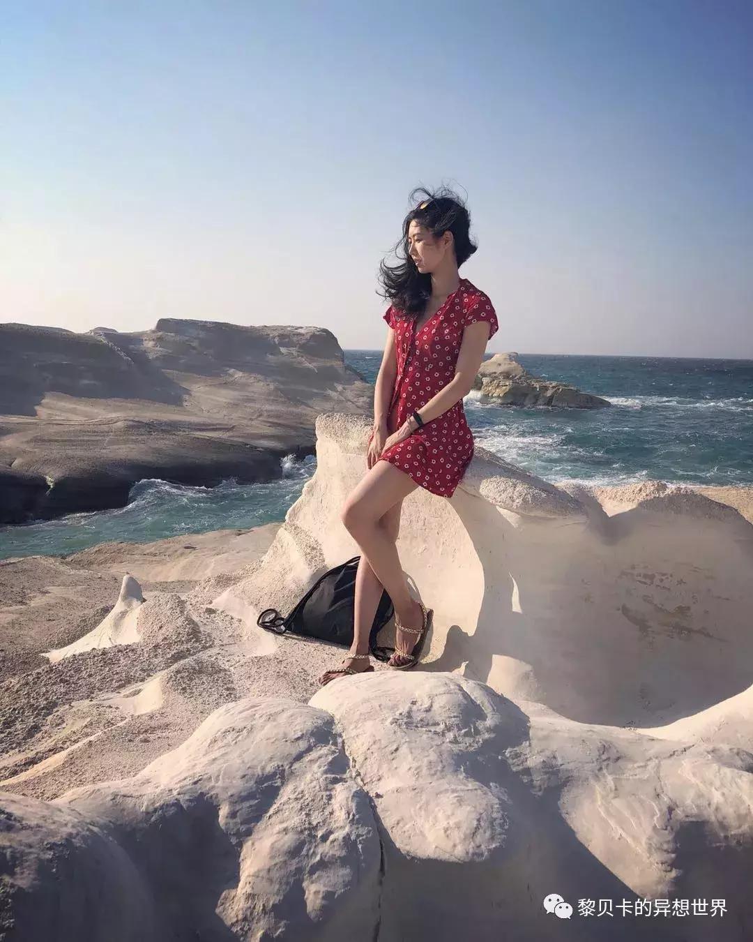 她们穿的连衣裙,她们穿的花裙子