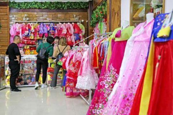 人民币在朝鲜购物,在朝鲜拿人民币去买东西