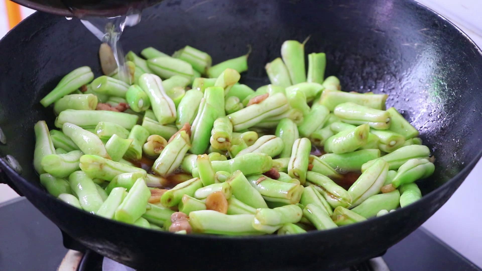 豆角焖面怎么做才不粘,手擀面豆角焖面如何让面条不粘