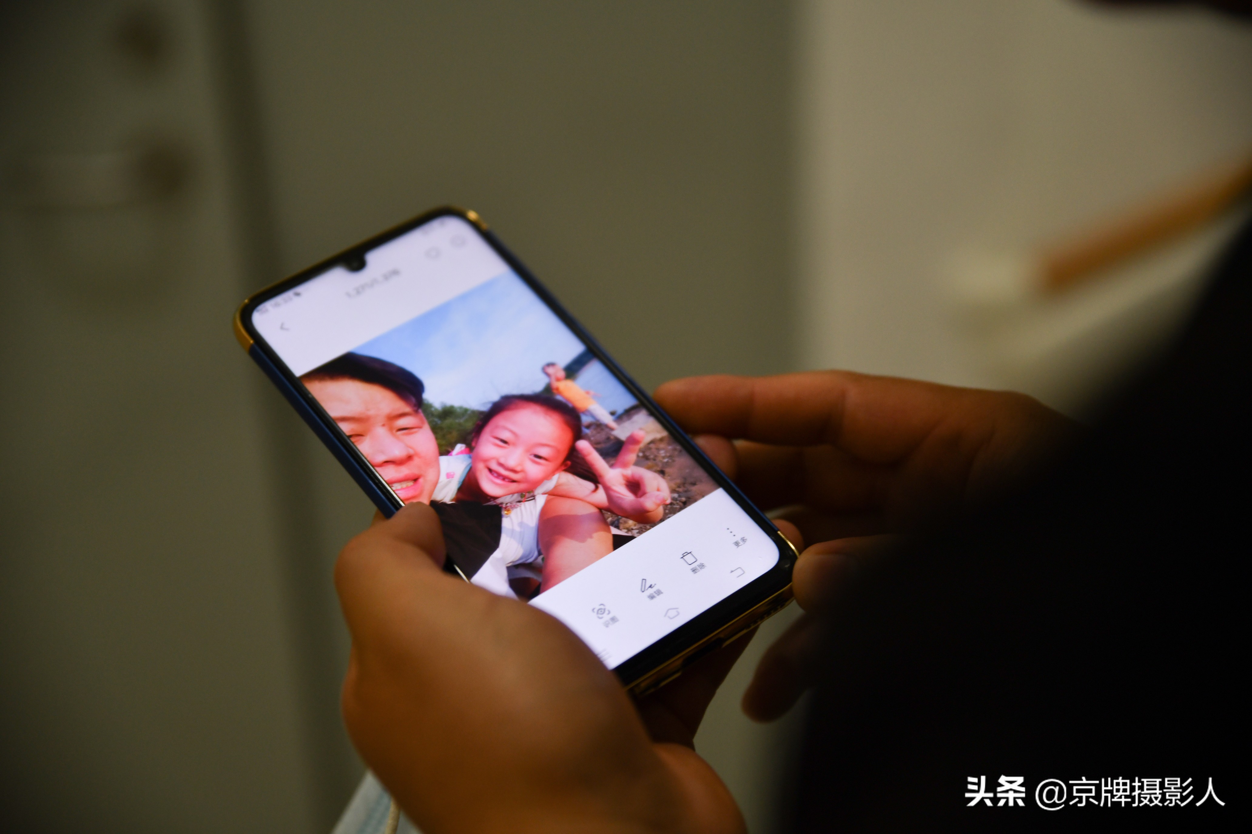 漂亮女孩因一场高烧失去听力,高烧40度女孩后续