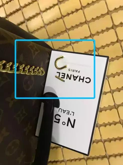 迪奥戴妃包掉皮,dior戴妃包红色掉色吗