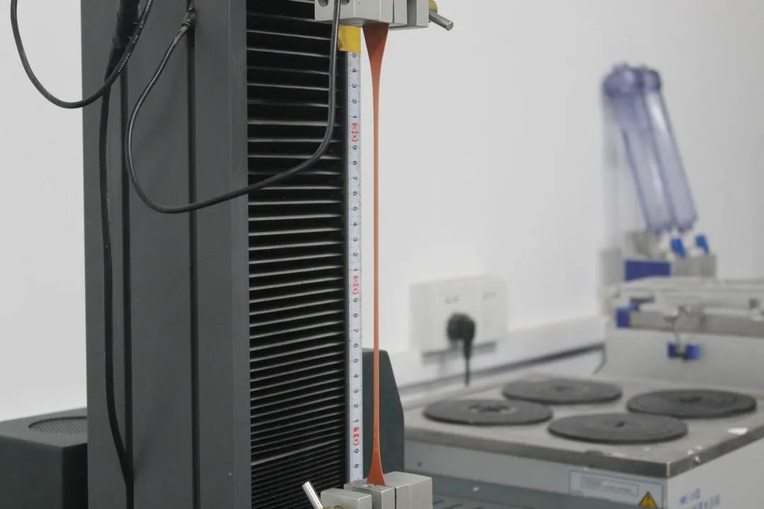 滴水不漏的建筑“雨衣”∣吉美帮红橡胶屋面外露专用防水评测