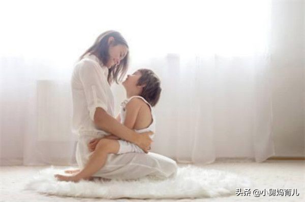 孩子喜欢摸着妈妈的胸部睡觉，妈妈觉得幸福，却不知已经害了孩子