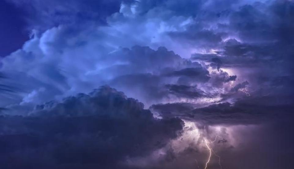 鲁迅悲愤中写下霸气诗，27年后毛主席赠给日本人，郭沫若曾写仿诗