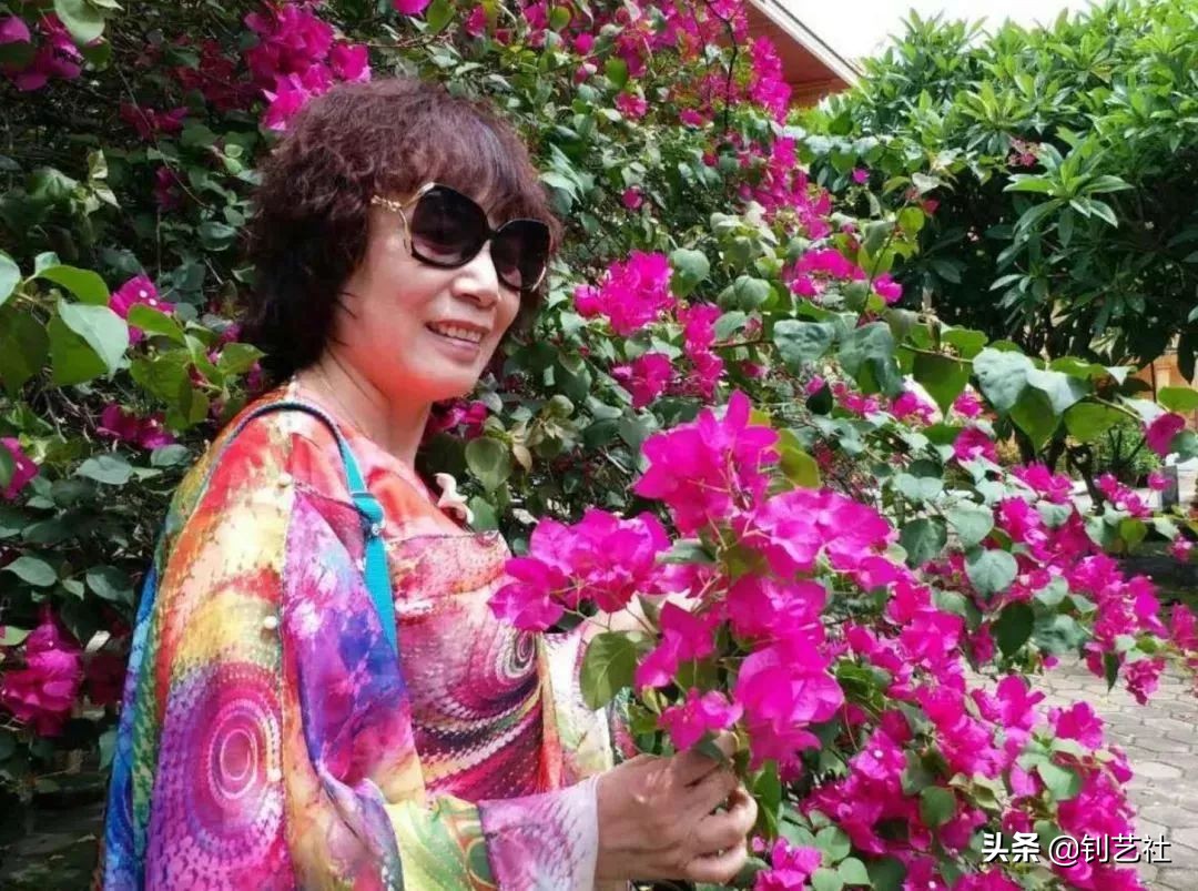 大妈旅游拍照姿势大全高级感,中国大妈旅游团拍照