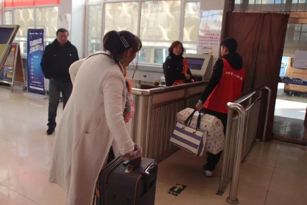 白银：爱心志愿者成为汽车站春运一道最亮风景线