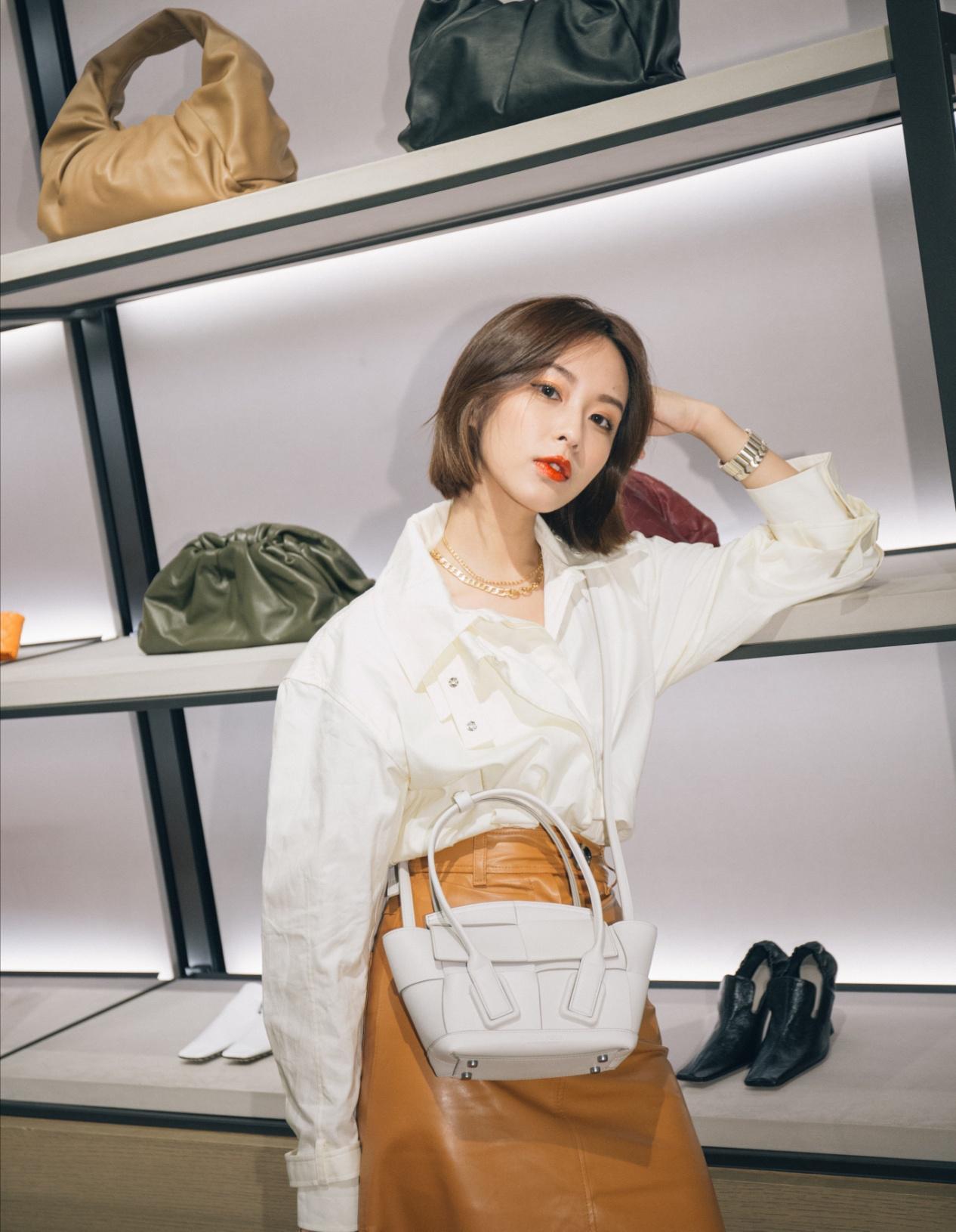 简约穿搭look时尚有品位,简约时尚的穿搭凸显女性慵懒气息