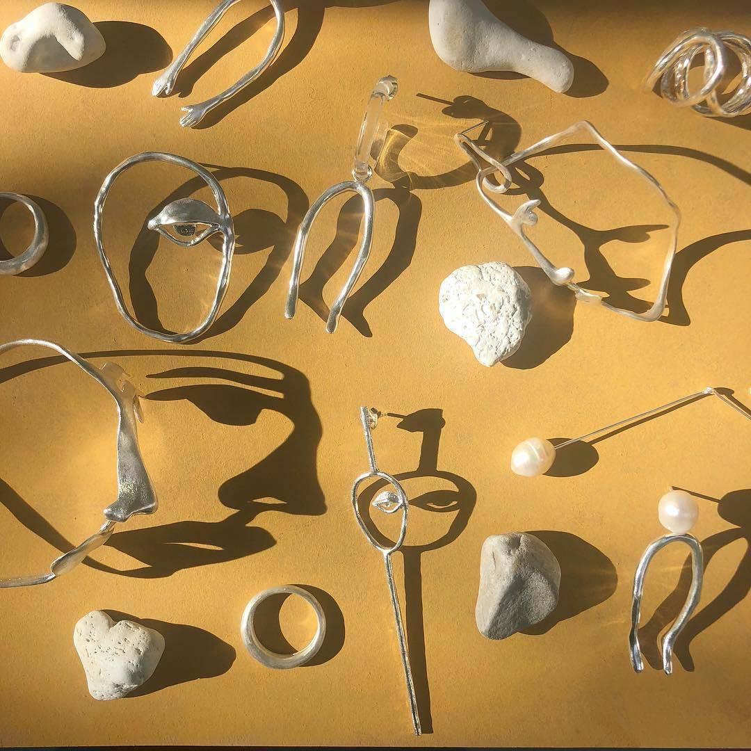 有时候质感就体现在小小的配件上，一件可以陪你穿梭日常的珠宝