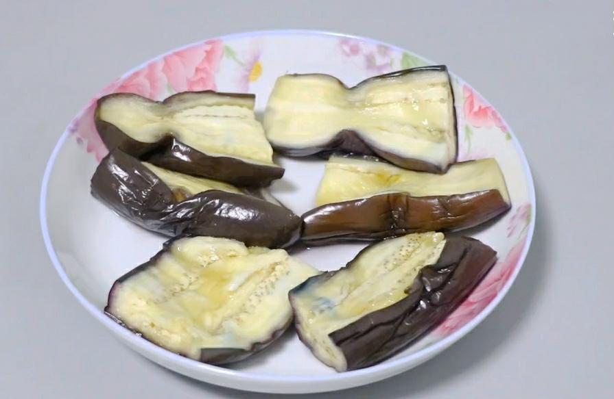 蒸茄子先蒸后炒,蒸茄子整个蒸还是撕开