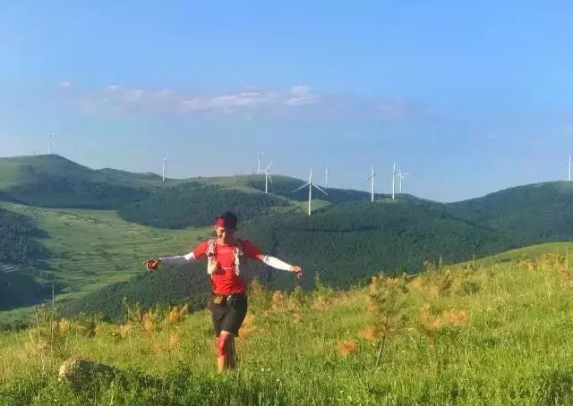 人物|踢着足球跑完首马！他说：做荒唐事才是正经事