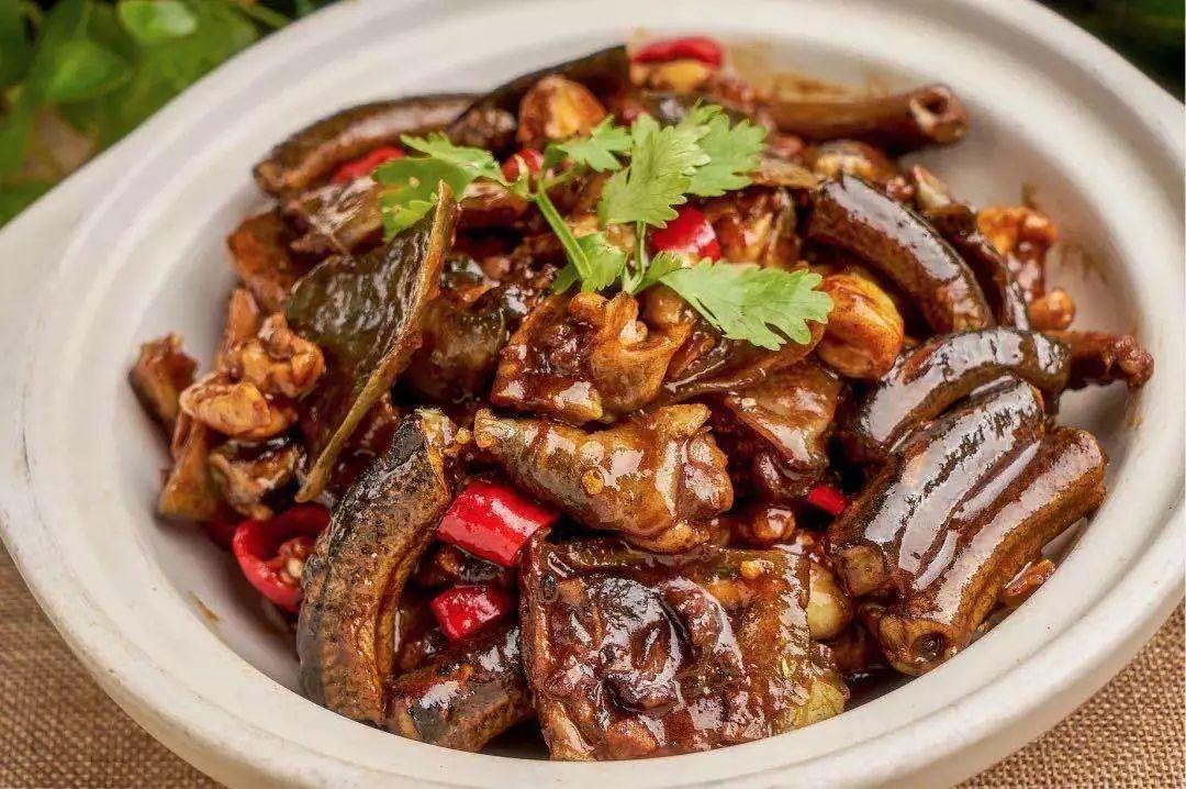 野外徒手抓巨型鳝鱼,广西人捕捉十多斤黄鳝