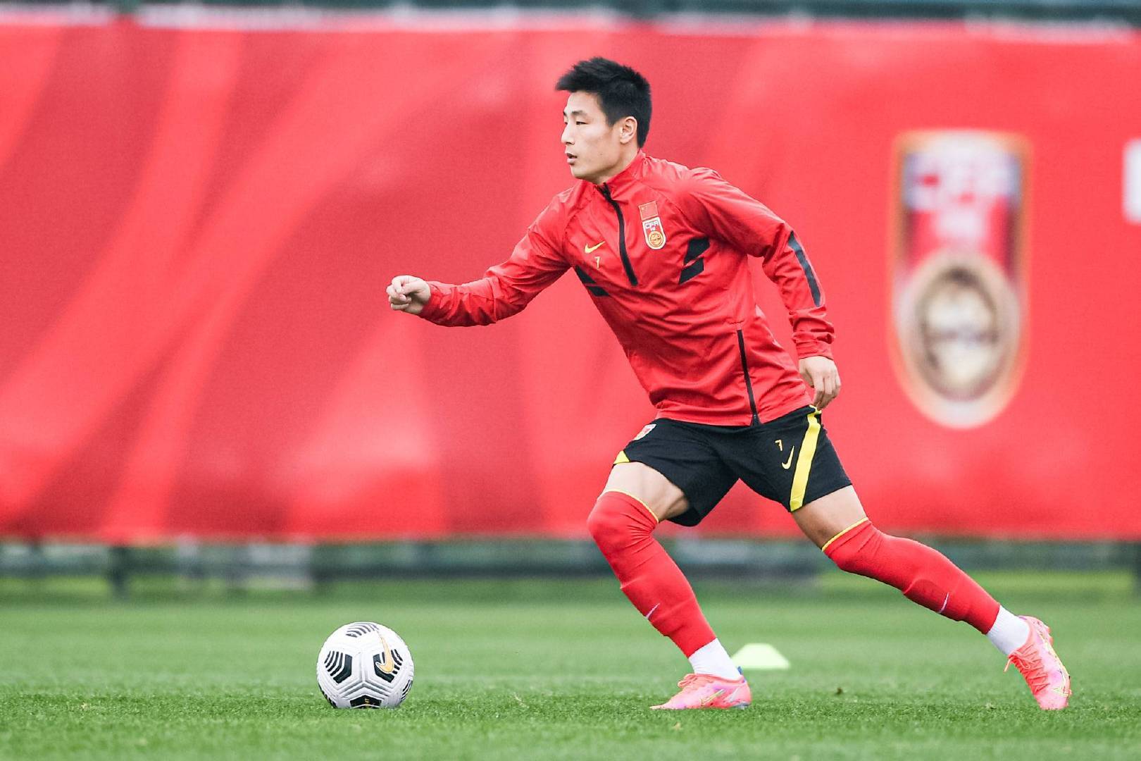 蒿俊闵国家队犯规任意球,蒿俊闵能踢前腰吗