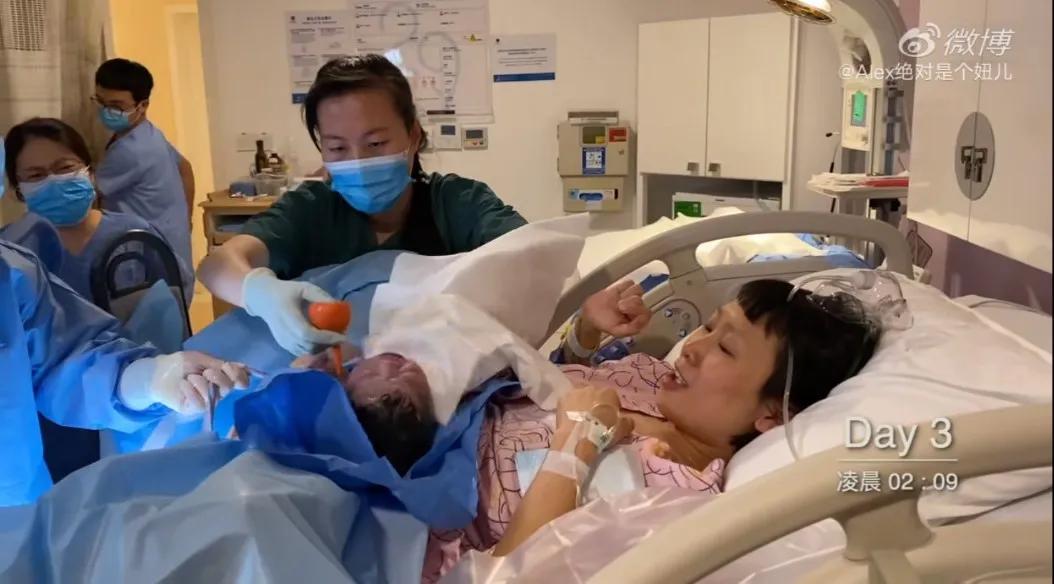 把生娃视频放上网，一个女权博主的硬核生育|成为母亲