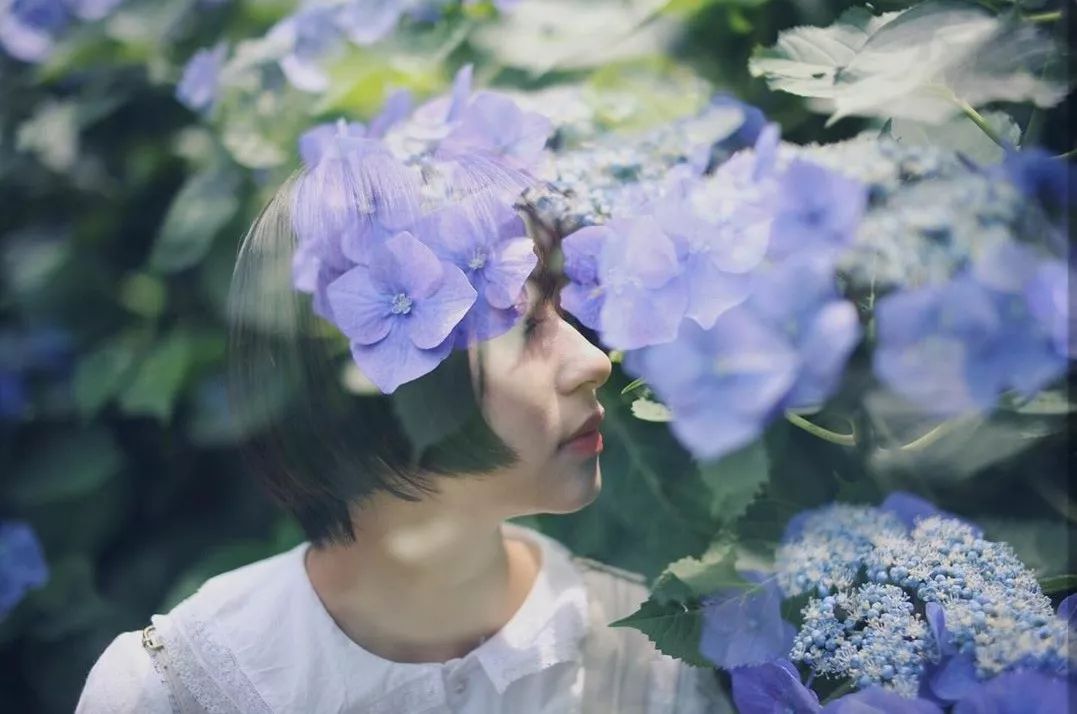 拍照尴尬怎么化解,拍照不自然不上镜的解决办法