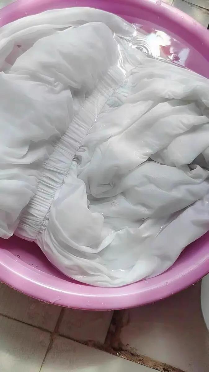 白色衣服洗后发黄一定是你缺少这一步的原因