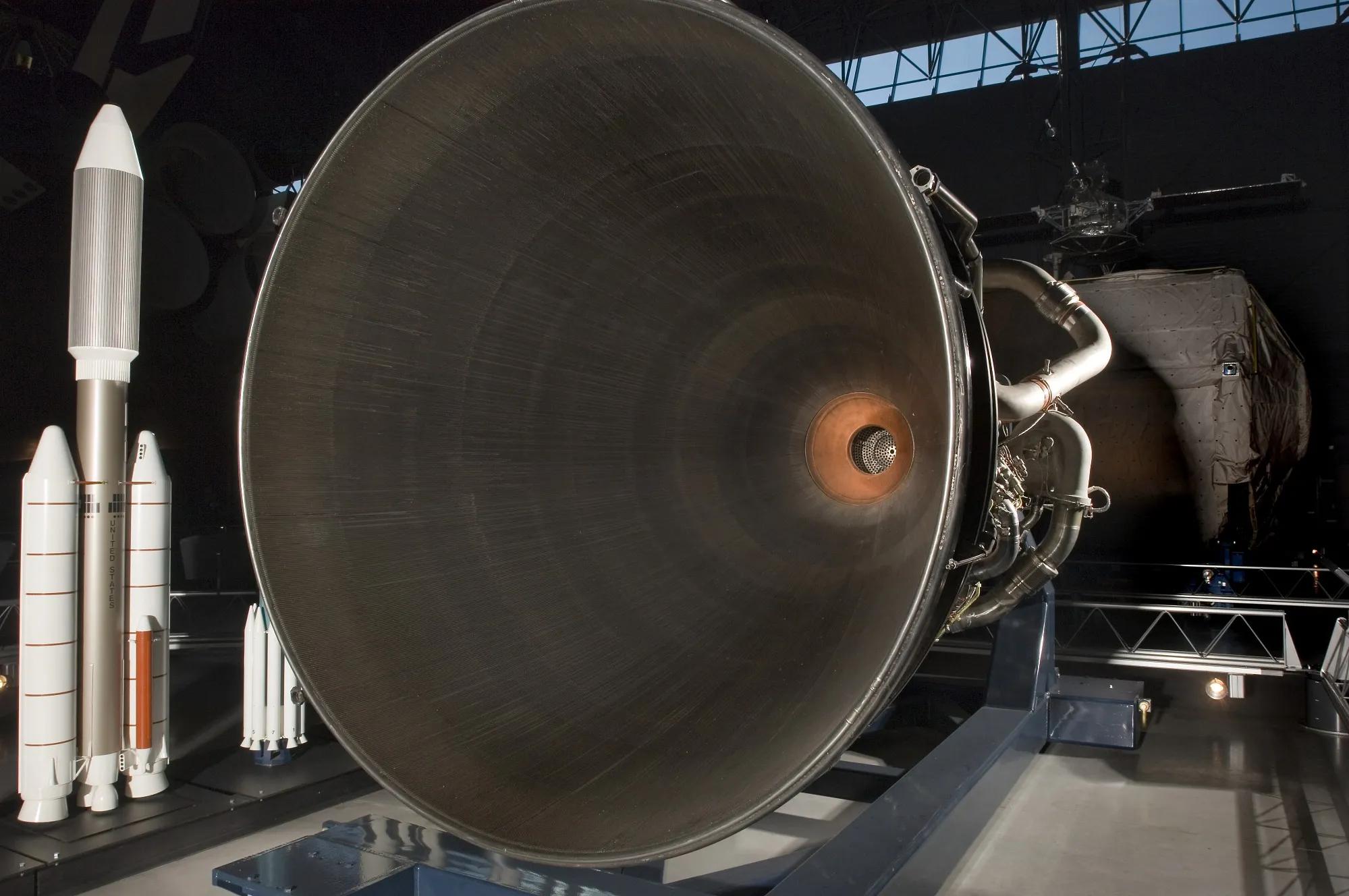 sls发动机火箭,rs-25火箭发动机和猛禽发动机对比