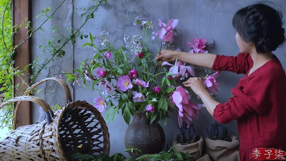 菜吧：又火了！李子柒“鲜花宴”再次火爆全网！数千万网友看酸了