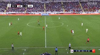 韦世豪怒视观众,韦世豪怒射自家球门申花球迷反应