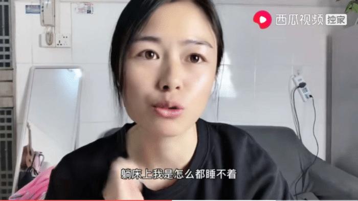 一女子买完电动车，骑完直接把电瓶拆了，是因为周某回来了？