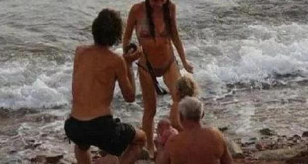 最强产妇走红，下海游个泳顺便把娃生了，网友：公公接生?