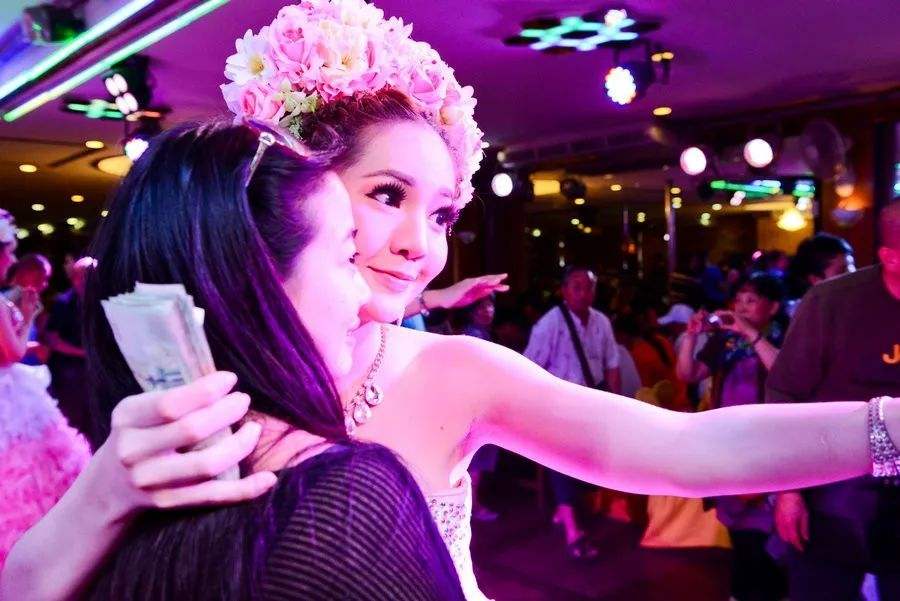 泰国人妖为男儿身，为啥退役嫁人还要吃避孕药？人妖皇后说出真相