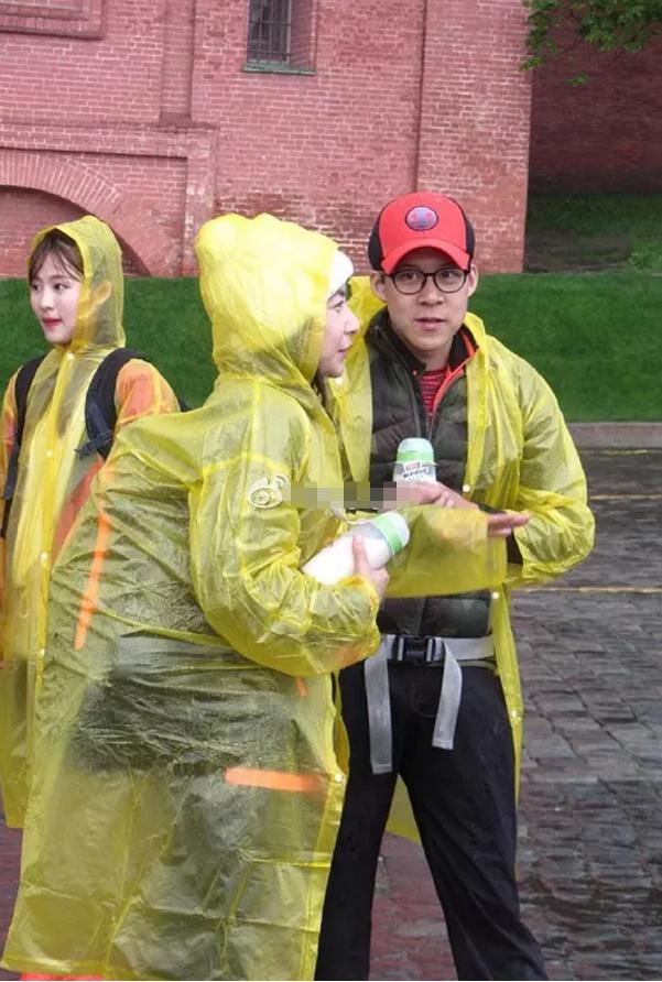 霍启刚背购物袋,霍启刚机场手捧郭晶晶的火炬