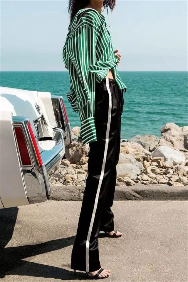 喜欢穿着简约的女人，来看看“复古运动风”，给你想象不到的时髦