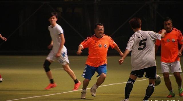 刘德华是香港明星足球队的成员吗,香港明星足球队刘德华踢球