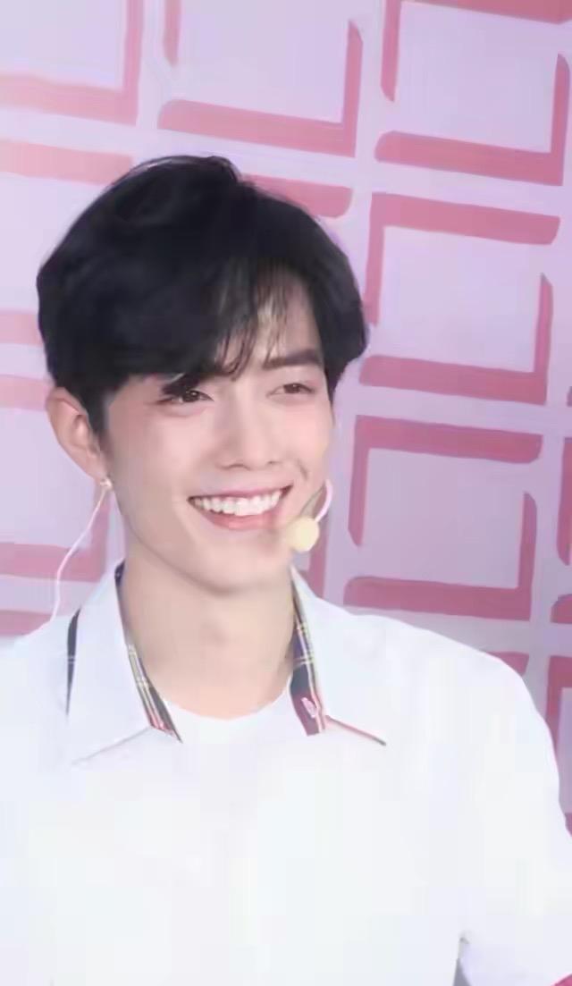 肖战忠于人品阳光帅气干净,肖战儒雅绅士有礼貌素质高