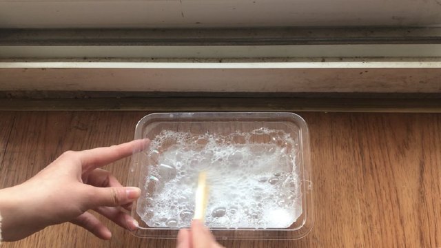 家政清洁常用玻璃清洁剂,家政公司用什么清洁剂洗玻璃