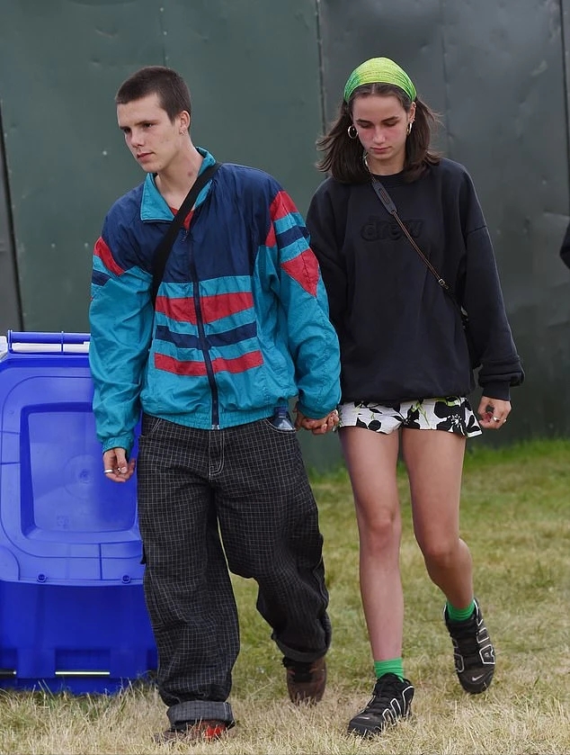 贝克汉姆二公子18岁女友不低调！穿镂空黑裙闪耀亮相，不输准大嫂