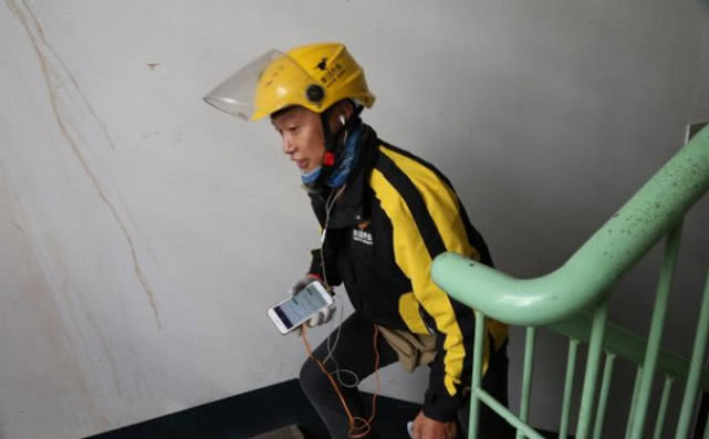 顾客让外卖小哥代买,送餐小哥帮忙买烟