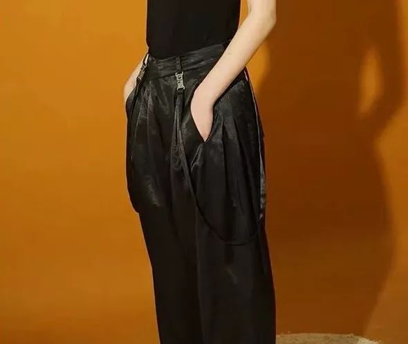 穿上背带裤，校门口保安叔叔都不拦我