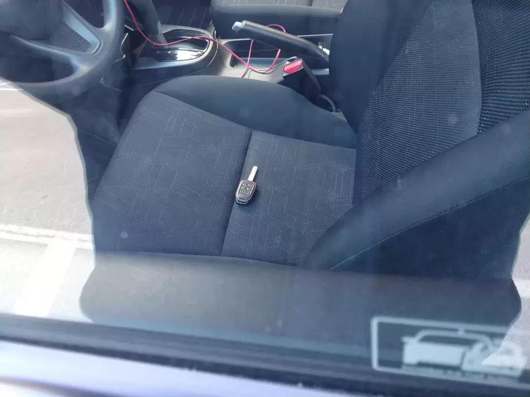 把汽车钥匙锁在车里了怎么办,把车钥匙锁在车里可能吗