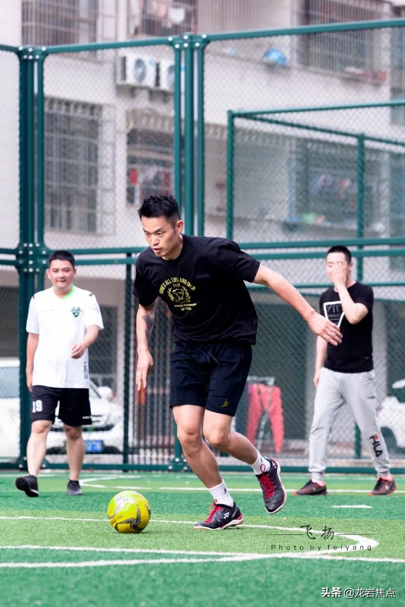 林丹脚踢球,林丹回到球场赢了