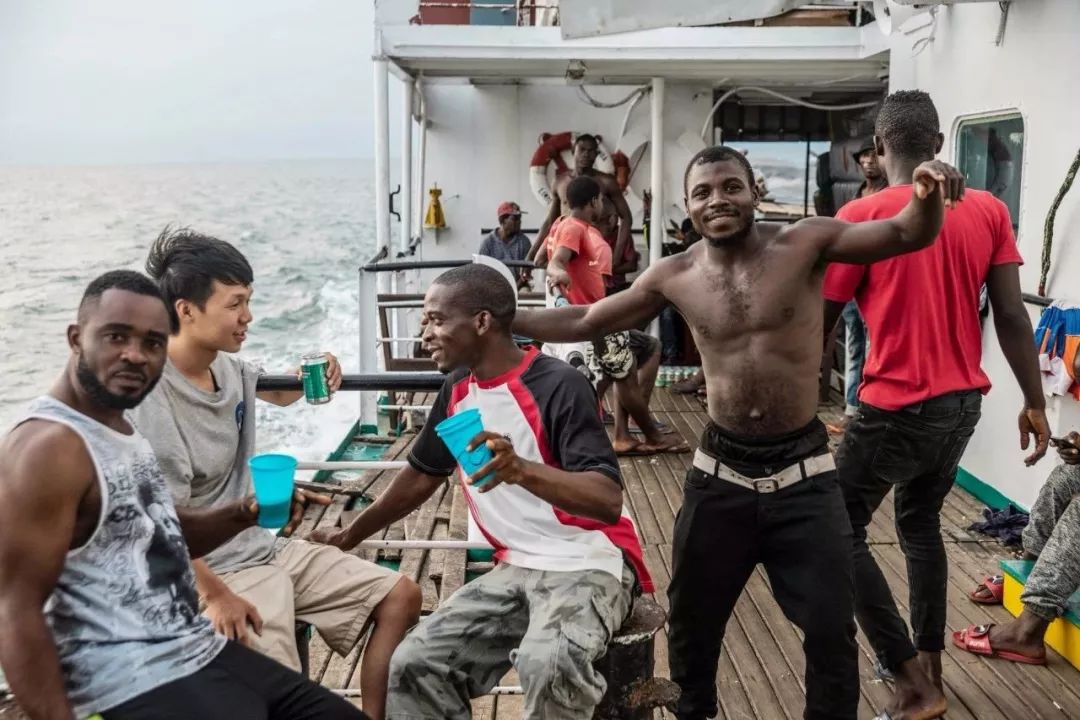 95后开着五菱环游世界,95后开面包车环游世界