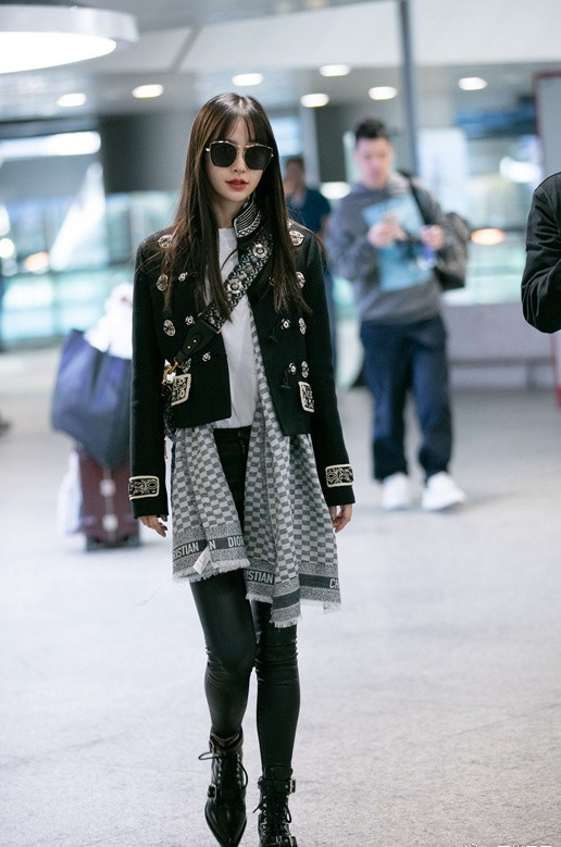 angelababy用围巾围裙子视频,angelababy粉色围巾