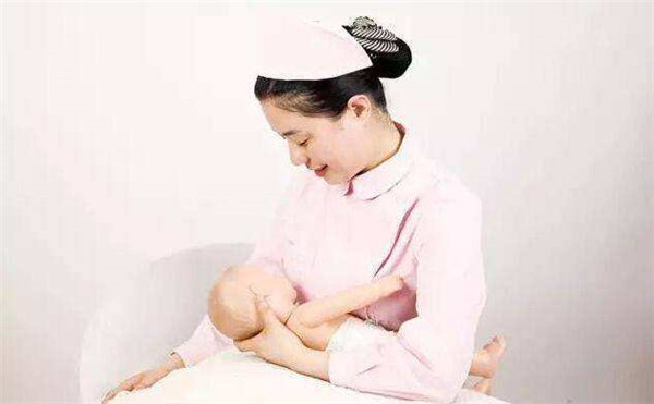 宝宝一直扭来扭去要给吃奶吗,宝宝吃奶扭来扭去又不吃