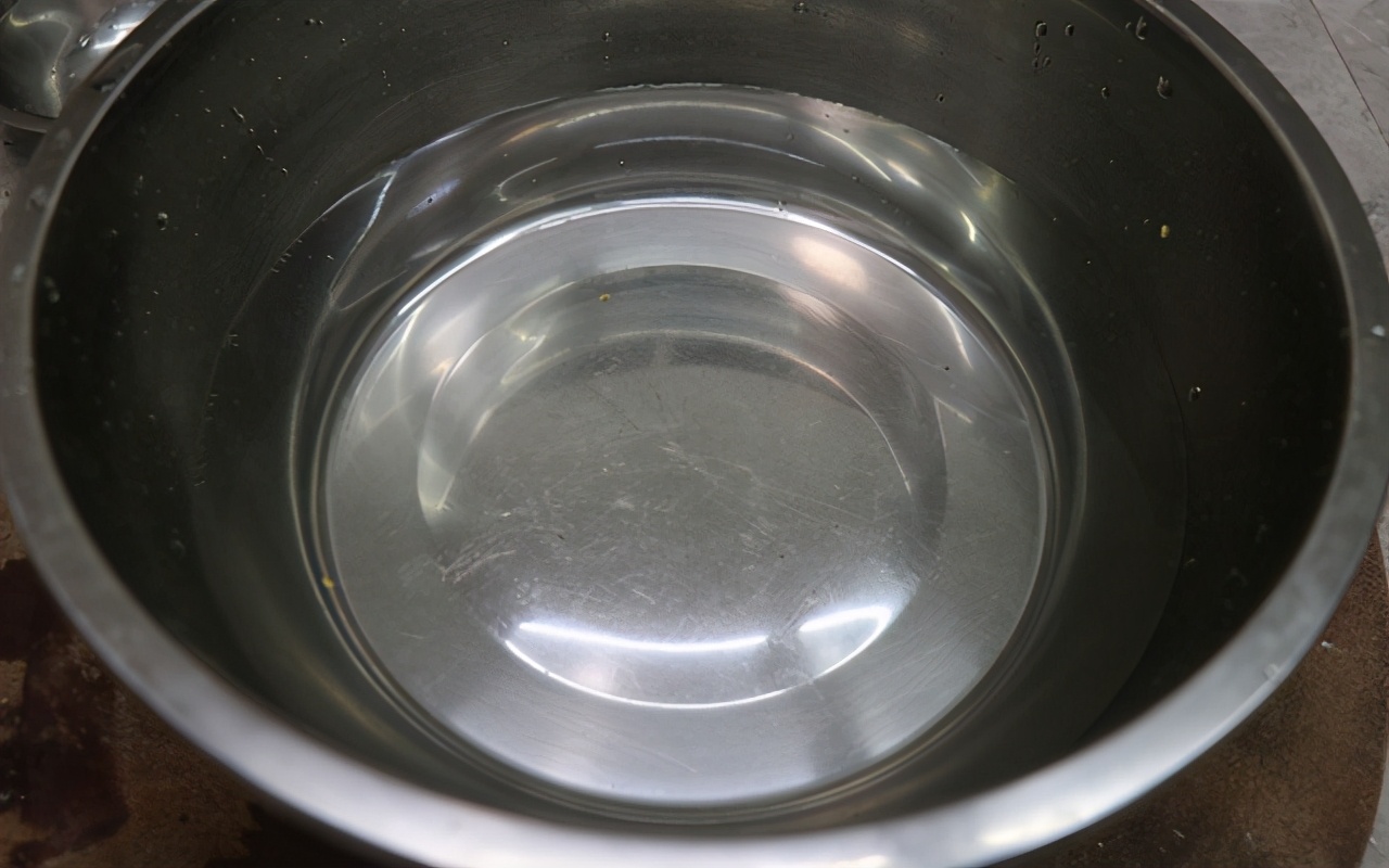 怎么用冰糖炒糖色不炸锅,红烧肉炒糖色怎么不炸锅