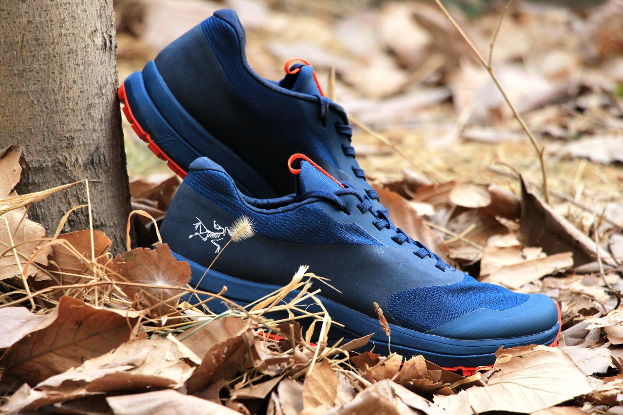 公认脚感最好的户外鞋始祖鸟,始祖鸟越野跑鞋高帮灰色