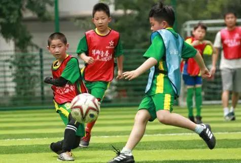 一场校园足球的对决,校园足球以弱胜强