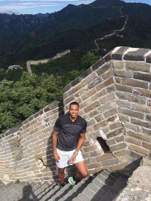 在万里长城面前NBA球星也秒变小粉丝邓肯穿CBA羽绒服爬长城