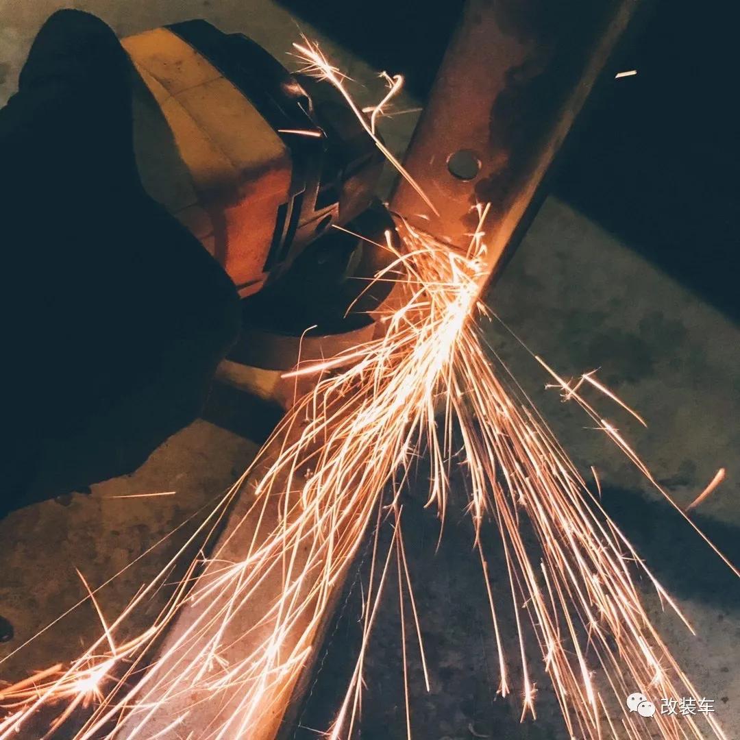 这动手能力也太强了！车友纯手工打造纯粹JDM小货车