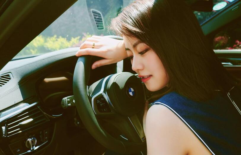 香车美女喜提爱车,香车美女提车